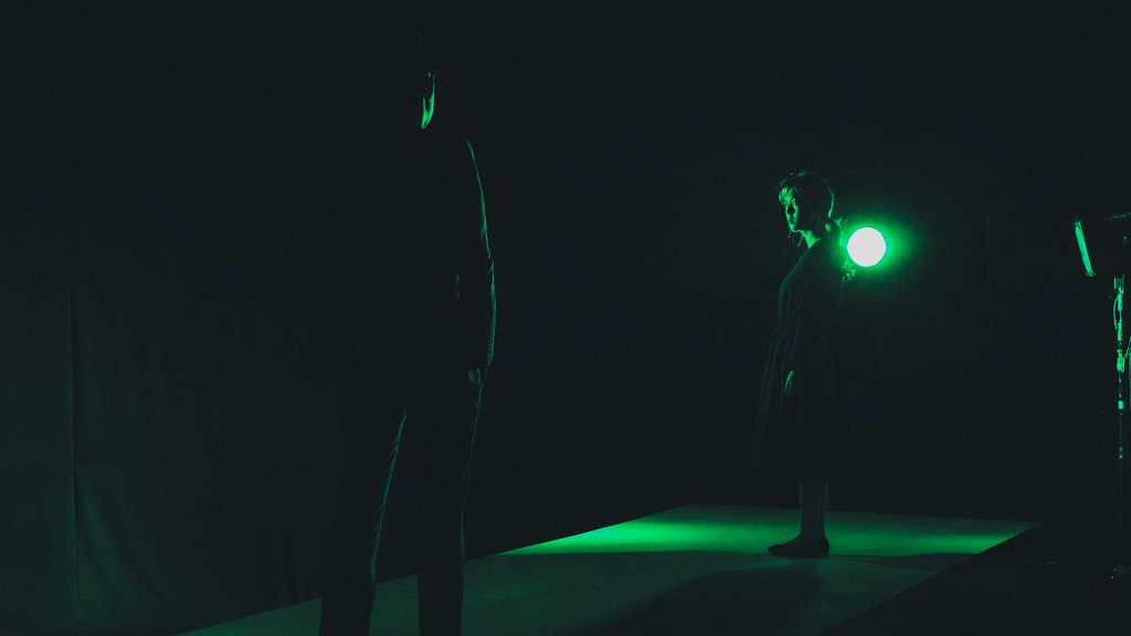 연극 <적의 화장법>