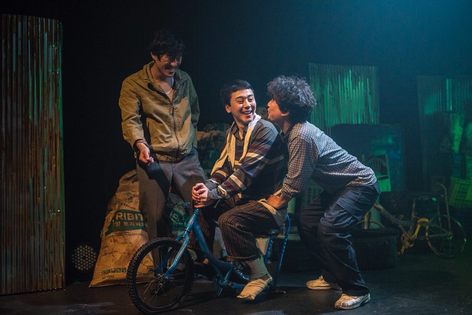 제39회 서울연극제 공식선정작_충분히 애도되지 못한 슬픔